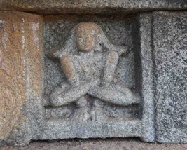 Bassorilievo del tempio Vidyashankara di Karnataka, costruito nel 1338 d.C., raffigurante un Yogi in posizione meditativa. La figura scolpita nella pietra mostra tratti solenni e simbolici, con dettagli architettonici che richiamano l’arte sacra dell’India medievale. L’immagine evoca la spiritualità e la tradizione millenaria dello yoga