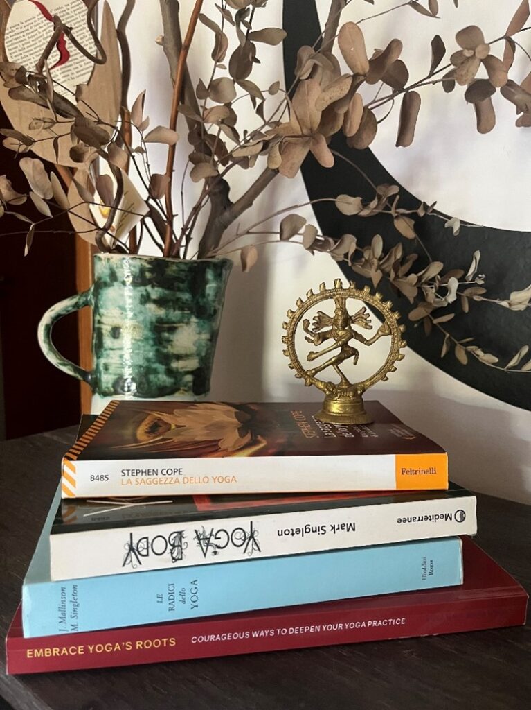 Immagine rappresentativa dei libri consigliati nell’articolo come prezioso punto di partenza per comprendere meglio le origini dello yoga, la sua evoluzione e il modo più autentico di praticarlo oggi.